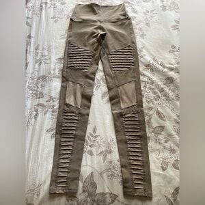 Alo Yoga High Rise Taupe Moto Leggings XS Neutral Gym Athleisure Pilates Errands